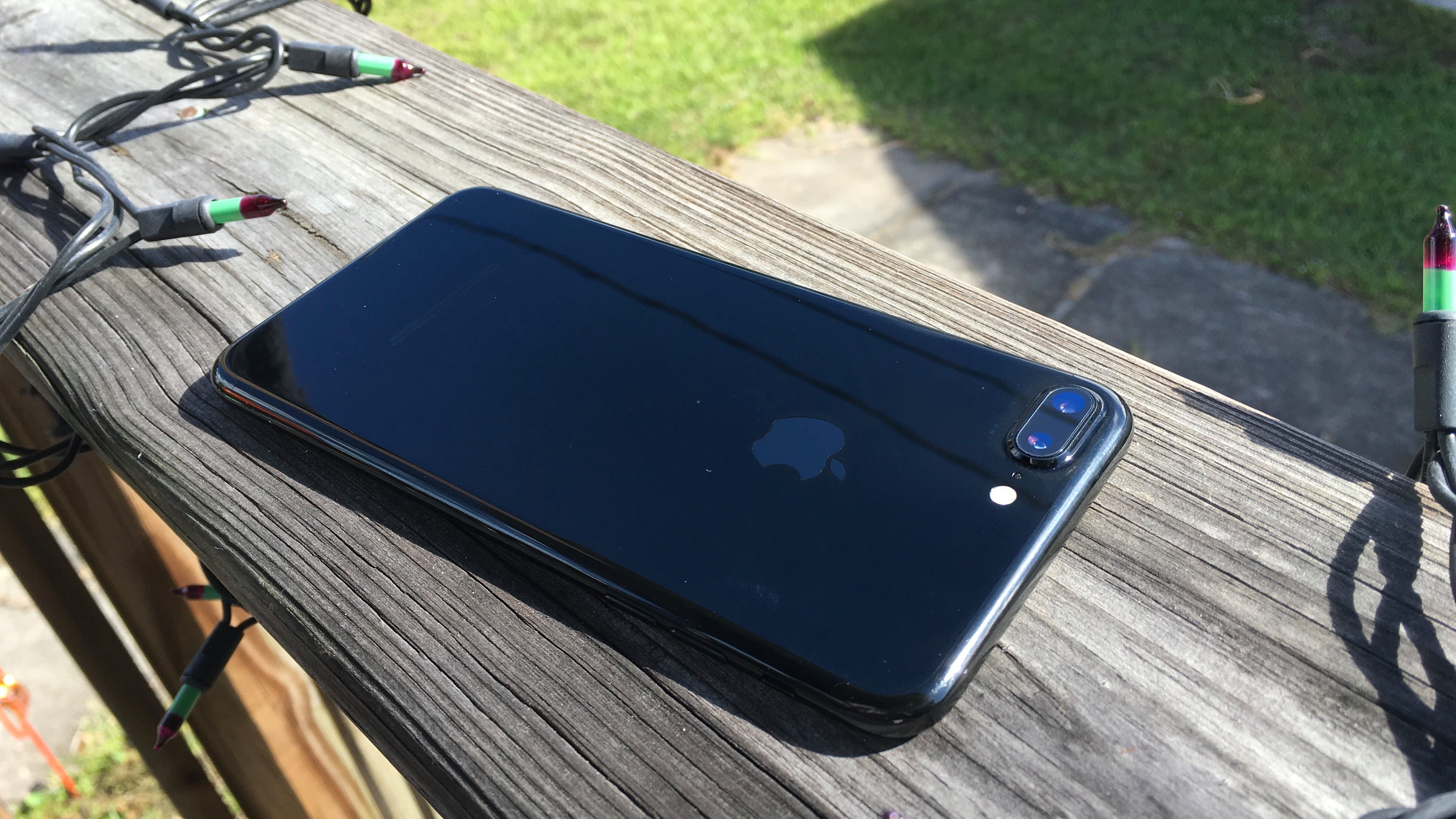 <span href="https://9to5mac.com/2016/10/07/how-does-jet-black-iphone-7-plus-scratch-micro-abrasions-no-case-photos/">Here es como el negro azabache iPhone 7 acabado sostiene sin un caso [Actualizado]</a>